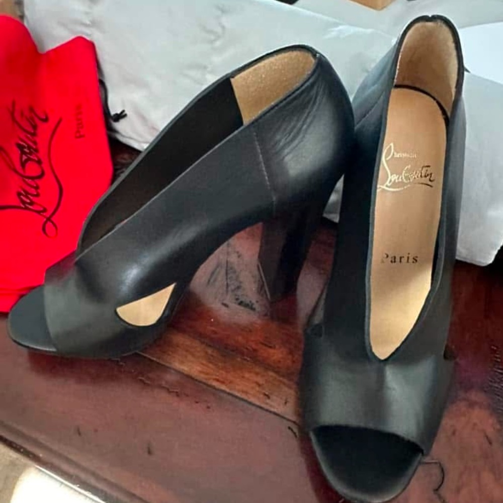 Black Louboutins Size 38.5 👠